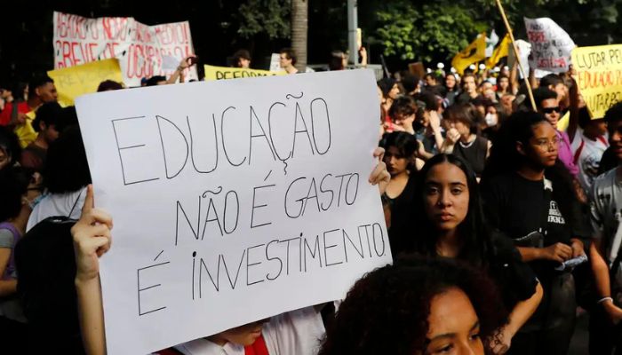 MEC pede 2,4 mil horas de formação básica no ensino médio